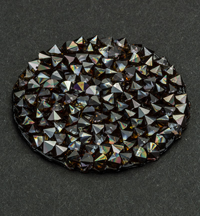 A72010-001 REDM - Swarovski - Red Magma, rond, black background - 