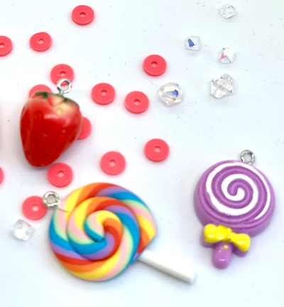 12415-1625 - Hobby Crafting Fun - Strawberries 'n lolliops 4 toy charms & katsuki beads/glass beads - Katsuki & toy charms set - Detail 1
