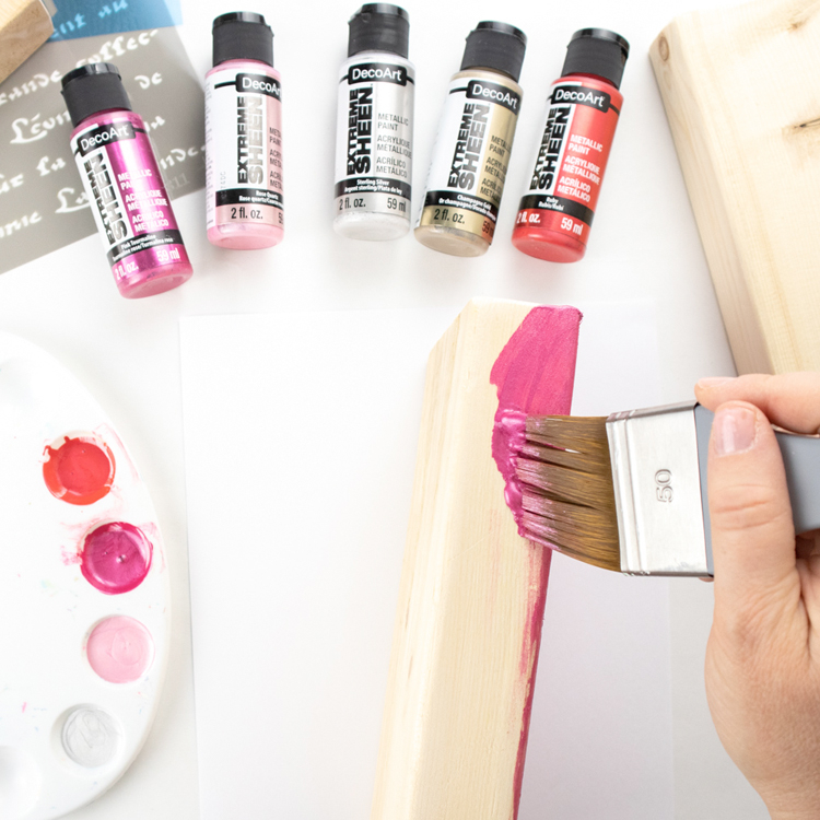 Peinture métallique DecoArt appliquée au pinceau sur bois